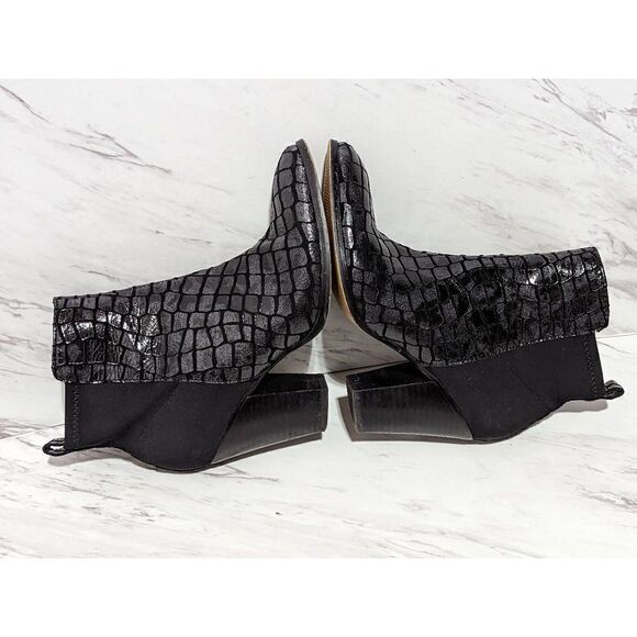 Donald J. Pliner Women's Black Leather Pattern Booties Size 6 - Picture 4 of 6